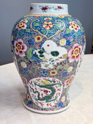 A Chinese famille rose 'Dragons' baluster vase and cover, Yongzheng/Qianlong — foto 3