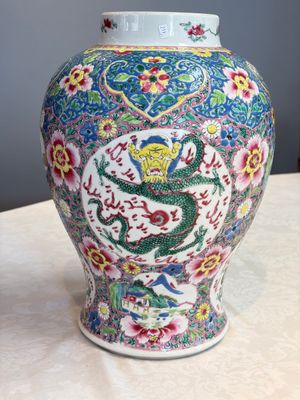A Chinese famille rose 'Dragons' baluster vase and cover, Yongzheng/Qianlong — foto 4