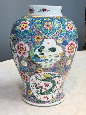 A Chinese famille rose 'Dragons' baluster vase and cover, Yongzheng/Qianlong — foto 5