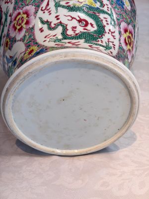A Chinese famille rose 'Dragons' baluster vase and cover, Yongzheng/Qianlong — foto 7