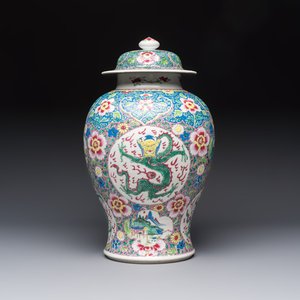 A Chinese famille rose 'Dragons' baluster vase and cover, Yongzheng/Qianlong — foto 1