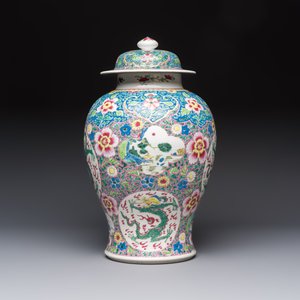 A Chinese famille rose 'Dragons' baluster vase and cover, Yongzheng/Qianlong — foto 2