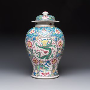 A Chinese famille rose 'Dragons' baluster vase and cover, Yongzheng/Qianlong — foto 3