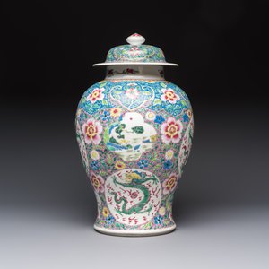 A Chinese famille rose 'Dragons' baluster vase and cover, Yongzheng/Qianlong — foto 4