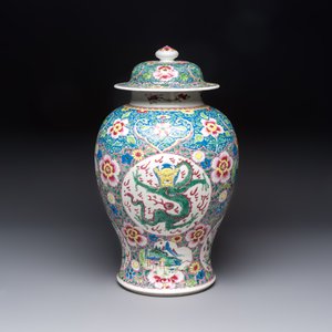 A Chinese famille rose 'Dragons' baluster vase and cover, Yongzheng/Qianlong — foto 5