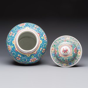 A Chinese famille rose 'Dragons' baluster vase and cover, Yongzheng/Qianlong — foto 6