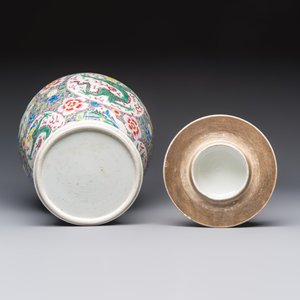 A Chinese famille rose 'Dragons' baluster vase and cover, Yongzheng/Qianlong — foto 7