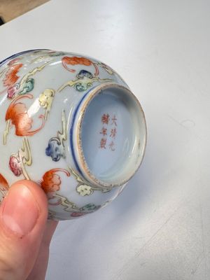 A Chinese famille rose 'Dragons' bowl and a 'Bats and Clouds' bowl, Tongzhi and Guangxu mark, 19th C. — photo 12