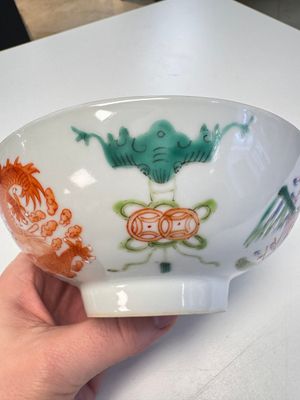 A Chinese famille rose 'Dragons' bowl and a 'Bats and Clouds' bowl, Tongzhi and Guangxu mark, 19th C. — photo 16