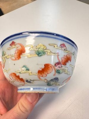 A Chinese famille rose 'Dragons' bowl and a 'Bats and Clouds' bowl, Tongzhi and Guangxu mark, 19th C. — photo 3