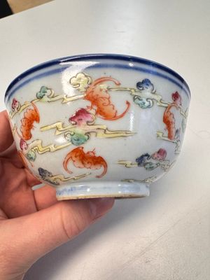 A Chinese famille rose 'Dragons' bowl and a 'Bats and Clouds' bowl, Tongzhi and Guangxu mark, 19th C. — photo 4