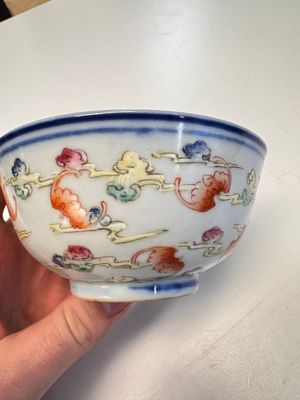A Chinese famille rose 'Dragons' bowl and a 'Bats and Clouds' bowl, Tongzhi and Guangxu mark, 19th C. — photo 5