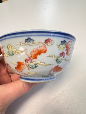 A Chinese famille rose 'Dragons' bowl and a 'Bats and Clouds' bowl, Tongzhi and Guangxu mark, 19th C. — photo 6