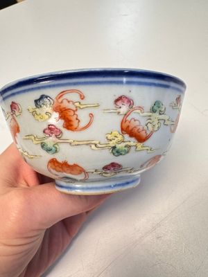 A Chinese famille rose 'Dragons' bowl and a 'Bats and Clouds' bowl, Tongzhi and Guangxu mark, 19th C. — photo 7