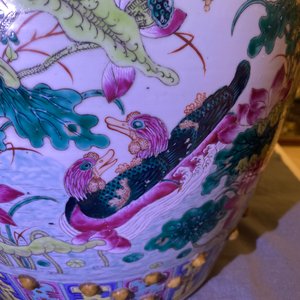 A Chinese famille rose 'ducks in a lotus pond' garden seat, 19th C. — 照片 17