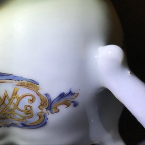 A Chinese famille rose Dutch market armorial plate and sauce boat with the arms of Van Tets, Qianlong — 照片 17
