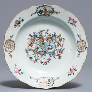 A Chinese famille rose Dutch market armorial plate and sauce boat with the arms of Van Tets, Qianlong — 照片 2