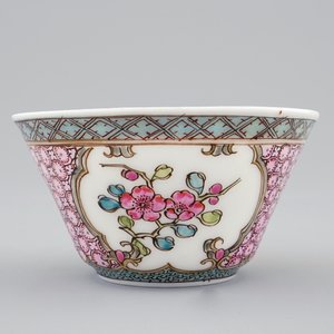 A Chinese famille rose eggshell cup and saucer with a cat near a flowervase, Yongzheng, 1723-1735 — photo 3