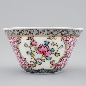 A Chinese famille rose eggshell cup and saucer with a cat near a flowervase, Yongzheng, 1723-1735 — photo 4