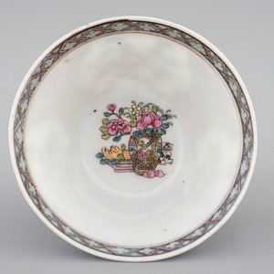 A Chinese famille rose eggshell cup and saucer with a cat near a flowervase, Yongzheng, 1723-1735 — photo 5