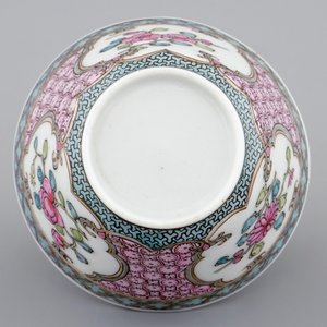 A Chinese famille rose eggshell cup and saucer with a cat near a flowervase, Yongzheng, 1723-1735 — photo 6