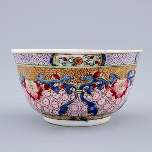A Chinese famille rose eggshell cup and saucer with a cat, Yongzheng, 1723-1735 — photo 4