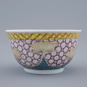 A Chinese famille rose eggshell cup and saucer with a central flowervase, Yongzheng, 1723-1735 — photo 4