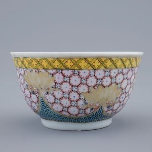 A Chinese famille rose eggshell cup and saucer with a central flowervase, Yongzheng, 1723-1735 — photo 5