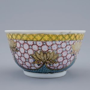 A Chinese famille rose eggshell cup and saucer with a central flowervase, Yongzheng, 1723-1735 — photo 6