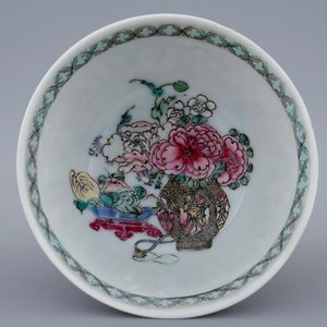 A Chinese famille rose eggshell cup and saucer with a central flowervase, Yongzheng, 1723-1735 — photo 8