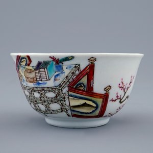 A Chinese famille rose eggshell cup and saucer with a dancing lady, Yongzheng, 1723-1735 — 照片 7