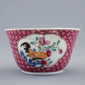 A Chinese famille rose eggshell cup and saucer with a rooster, Yongzheng, 1723-1735 — 照片 5