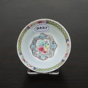 A Chinese famille rose eggshell cup and saucer with a rooster, Yongzheng, 1723-1735 — 照片 15