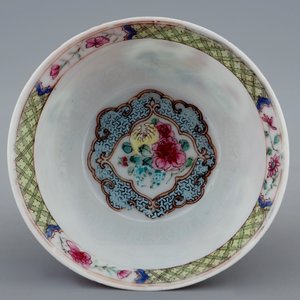 A Chinese famille rose eggshell cup and saucer with a rooster, Yongzheng, 1723-1735 — 照片 7