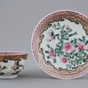 A Chinese famille rose eggshell cup and saucer with butterflies among flowers, Yongzheng, 1723-1735 — 照片 1