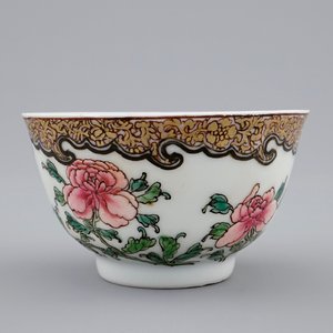 A Chinese famille rose eggshell cup and saucer with butterflies among flowers, Yongzheng, 1723-1735 — 照片 4