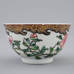 A Chinese famille rose eggshell cup and saucer with butterflies among flowers, Yongzheng, 1723-1735 — 照片 5