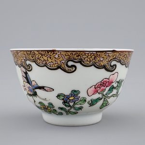 A Chinese famille rose eggshell cup and saucer with butterflies among flowers, Yongzheng, 1723-1735 — 照片 6