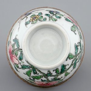 A Chinese famille rose eggshell cup and saucer with butterflies among flowers, Yongzheng, 1723-1735 — 照片 9