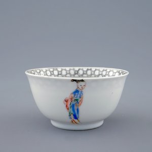 A Chinese famille rose eggshell cup, Yongzheng, and a blue and white beer mug, Qianlong — photo 3
