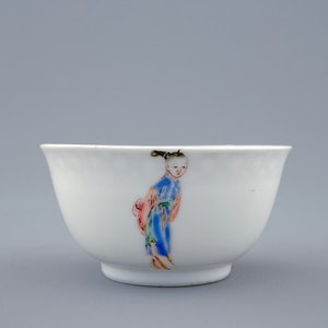 A Chinese famille rose eggshell cup, Yongzheng, and a blue and white beer mug, Qianlong — photo 4