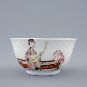 A Chinese famille rose eggshell cup, Yongzheng, and a blue and white beer mug, Qianlong — photo 6