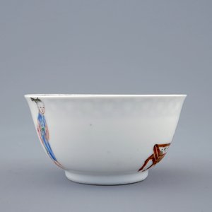 A Chinese famille rose eggshell cup, Yongzheng, and a blue and white beer mug, Qianlong — photo 7