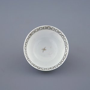 A Chinese famille rose eggshell cup, Yongzheng, and a blue and white beer mug, Qianlong — photo 8