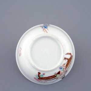 A Chinese famille rose eggshell cup, Yongzheng, and a blue and white beer mug, Qianlong — photo 9