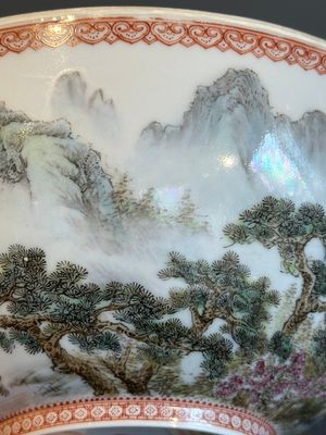 A Chinese famille rose eggshell 'landscape' bowl, signed Zou Guojun 鄒國鈞, Jing De Zhen Zhi 景德鎮制 mark, dated 1959 — photo 10