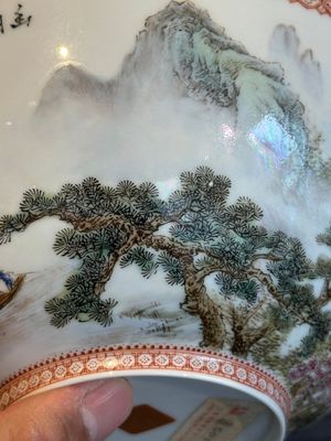 A Chinese famille rose eggshell 'landscape' bowl, signed Zou Guojun 鄒國鈞, Jing De Zhen Zhi 景德鎮制 mark, dated 1959 — photo 11