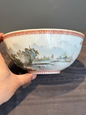 A Chinese famille rose eggshell 'landscape' bowl, signed Zou Guojun 鄒國鈞, Jing De Zhen Zhi 景德鎮制 mark, dated 1959 — photo 5