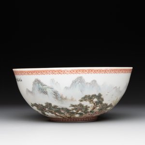 A Chinese famille rose eggshell 'landscape' bowl, signed Zou Guojun 鄒國鈞, Jing De Zhen Zhi 景德鎮制 mark, dated 1959 — photo 4