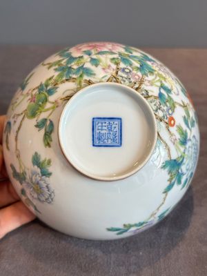 A Chinese famille rose eggshell 'peonies' bowl, Qianlong mark, 20th C. — photo 17